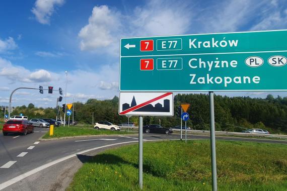 Koniec kłopotliwych świateł w Myślenicach na Zakopiance. Podpisano umowę na budowę węzła. Będzie też nowa kładka dla pieszych