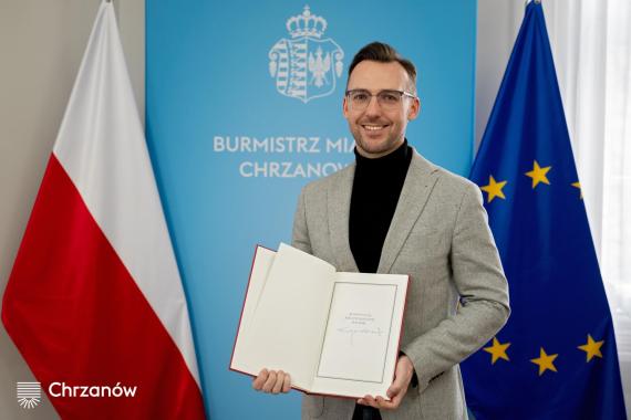 Gmina Chrzanów wystawia na aukcję WOŚP Konstytucję RP z podpisem Szymona Hołowni