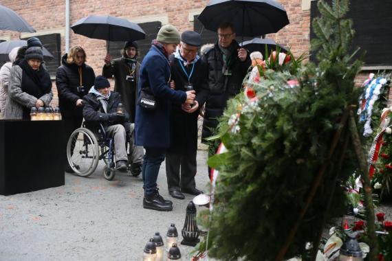 Byli więźniowie Auschwitz złożyli kwiaty pod Ścianą Straceń