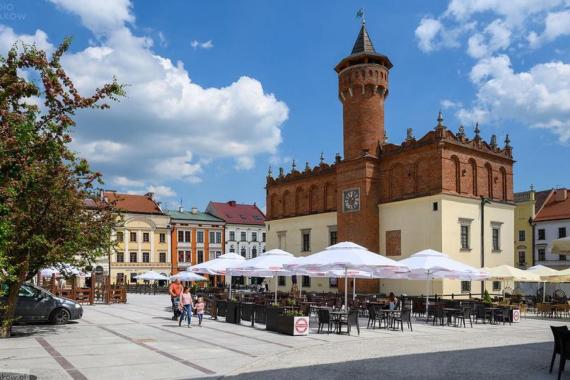 Starosta tarnowski i szefowa PCPR po zarzutach prokuratorskich zawieszeni w prawach członków PIS