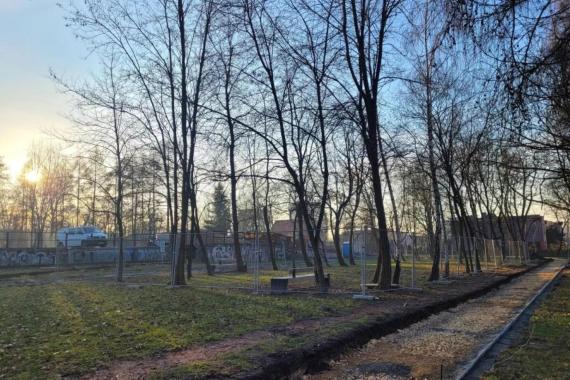 W krakowskich Bronowicach powstaje nowy park. Będą leżaki, hamaki i siłownia