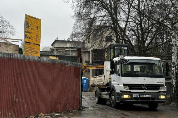 Problematyczna budowa na os. Teatralnym: wjechał ciężki sprzęt, mieszkańcy nie składają broni