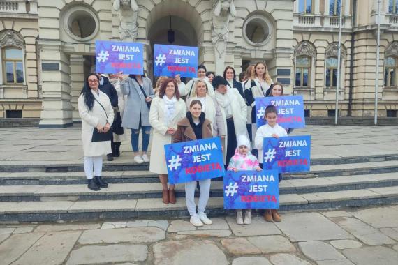 „Zmiana jest kobietą”.  Protest kobiet pod sądeckim ratuszem