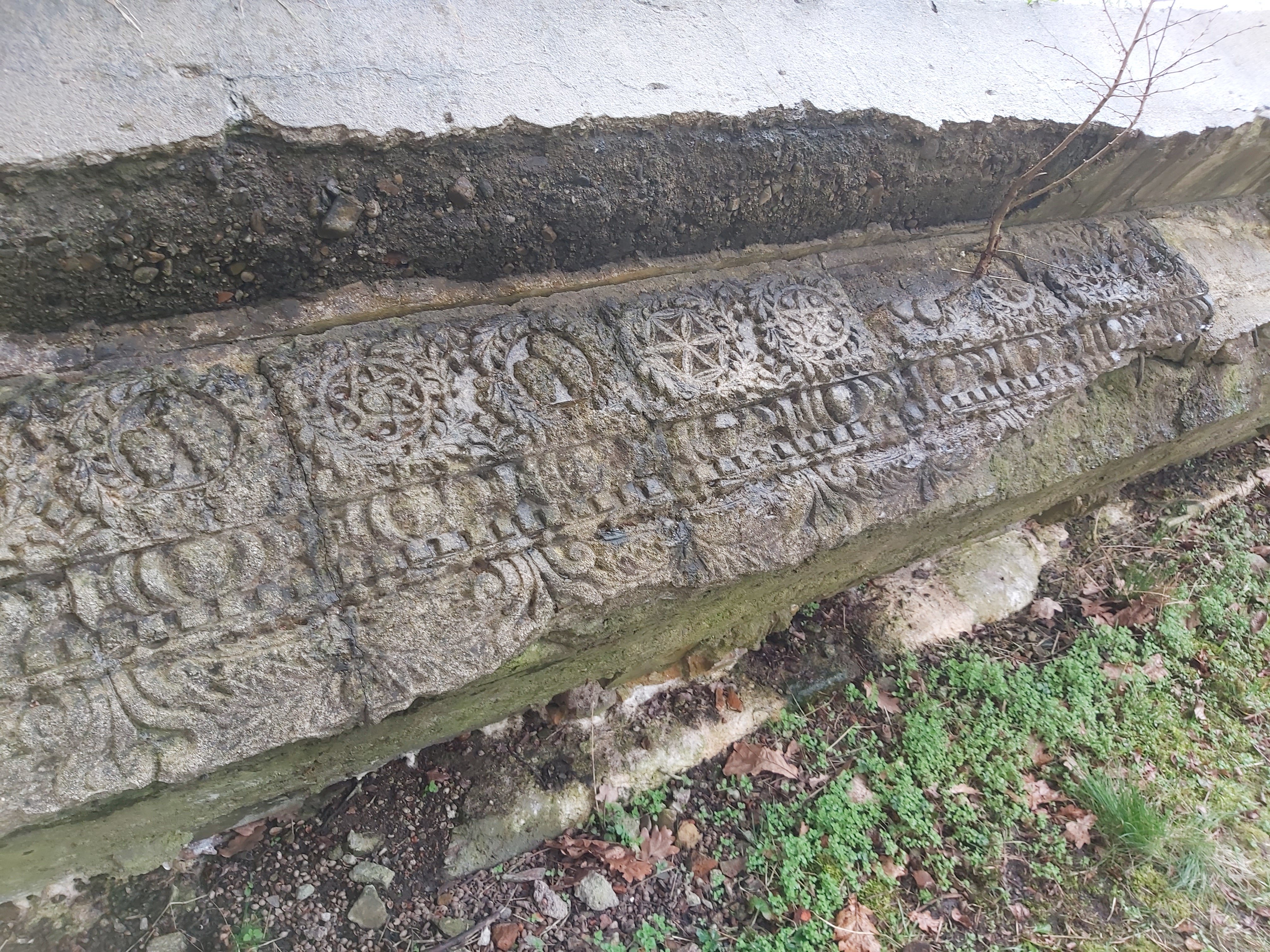 fragment ruin hali przedpogrzebowej nowego cmentarza krakowskiej gminy żydowskiej  /fot.J.Drużyńska