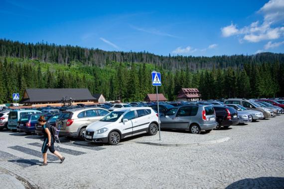 Parkowanie przy szlaku do Morskiego Oka za darmo? Tylko dla właścicieli samochodów elektrycznych