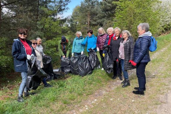 Worki w dłoń! Mieszkańcy ramię w ramię z instytucjami i organizacjami sprzątają gminę Klucze