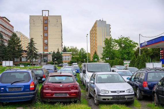 Tarnów chce zlikwidować problematyczny komis samochodowy w centrum. Właściciel mówi, że to pusta obietnica wyborcza 