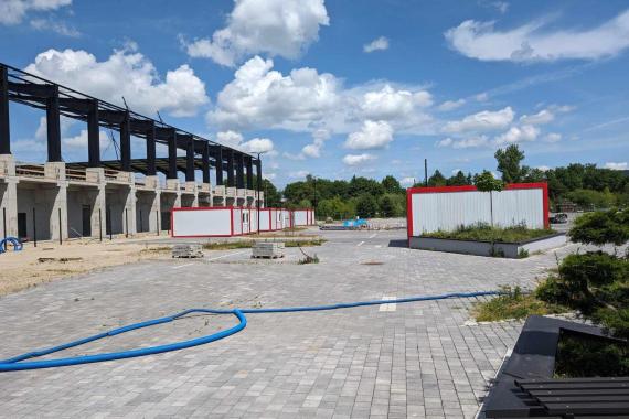 Sandecja będzie grała na własnym stadionie, ale bez publiczności, a piłkarze przebiorą się w kontenerach. ZDJĘCIA