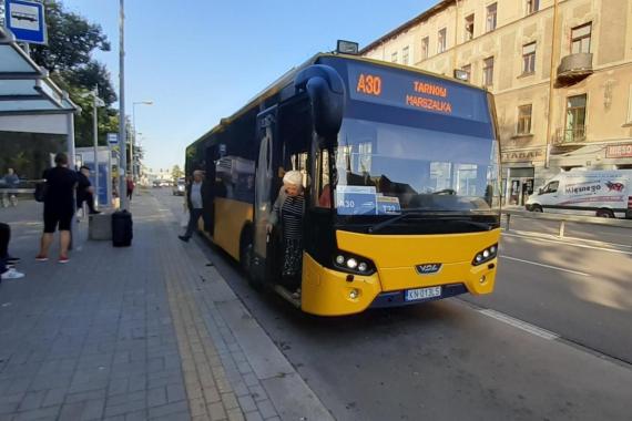 Uczniowie szkół ponadpodstawowych i studenci od września pojadą za darmo autobusami w gminie Tarnów 