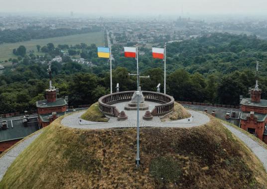 Flaga Ukraina znów powiewa nad Kopcem Kościuszki w Krakowie