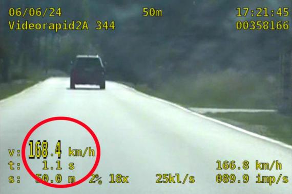 Pomylił drogę w obszarze zabudowanym z torem wyścigowym. Jechał prawie 170 km/h