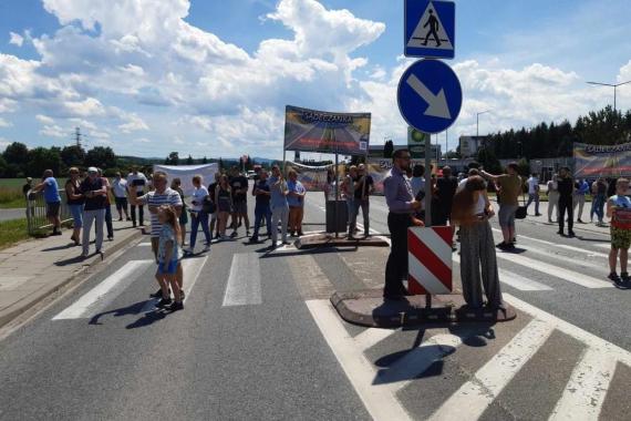 Mieszkańcy mają dość zastoju ws. Sądeczanki. W proteście zablokowali ważną drogę