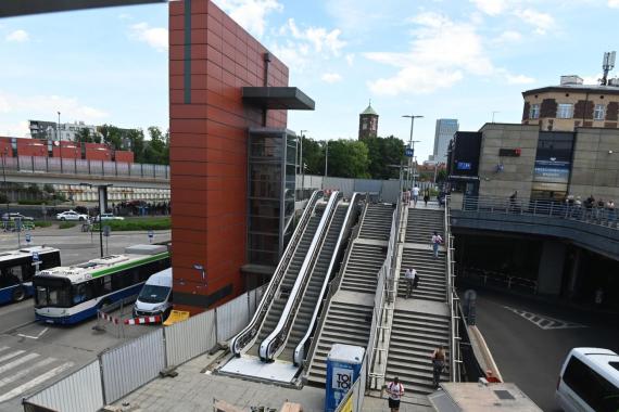 Nieruchomych ruchomych schodów już nie ma. Czy nowe będą ruchome? Na razie czekają na dach