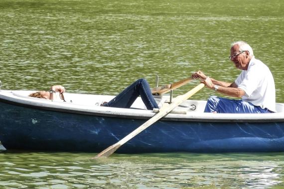 Iść do parku, szukać cienia, zagrać w boule. Bezpieczny senior w rozgrzanym mieście