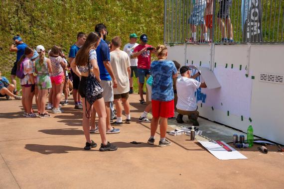 Skate park w Krynicy nabrał kolorów, w tworzeniu dzieła pomagał Magister MORS