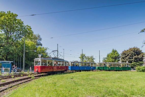 Zabytkowe tramwaje i autobusy znowu kursują po krakowskich ulicach. Gdzie można je spotkać?