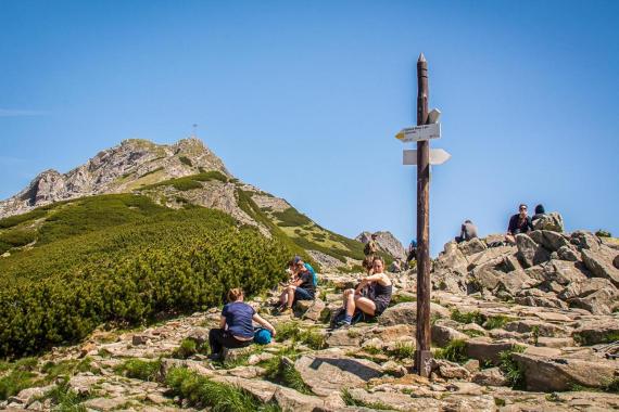 Tatry przeżywają oblężenie. Pod popularnymi szczytami ustawiają się kolejki