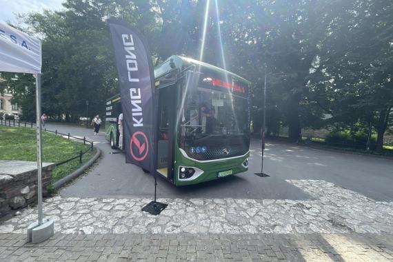 Ten najmniejszy autobus elektryczny może kursować wokół Rynku Głównego