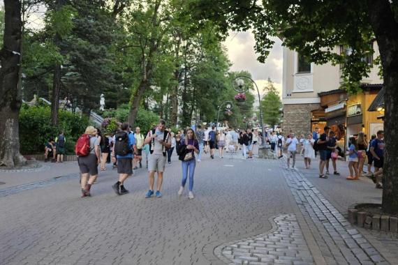 Turyści biegają nago po hotelach, albo chcą na Giewont wyjechać samochodem. Tatrzańska policja ma 