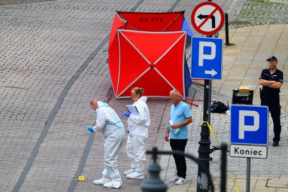 Zaskakujący obrót spraw. 44-latek, który zmarł na ulicy w centrum Tarnowa, sam się skaleczył w szyję?