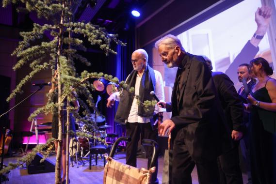 Symbolizuje siłę, szlachetność i długowieczność. Na cześć ks. Adama Bonieckiego będzie rósł na Plantach