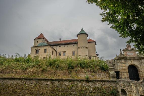 Drugi największy zamek Małopolski, a do tego pełen atrakcji. Niestety głównie dla zmotoryzowanych