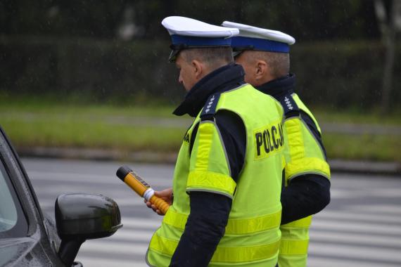 Prowadziła po pijanemu auto, w którym jechały dzieci. Grozi jej więzienie