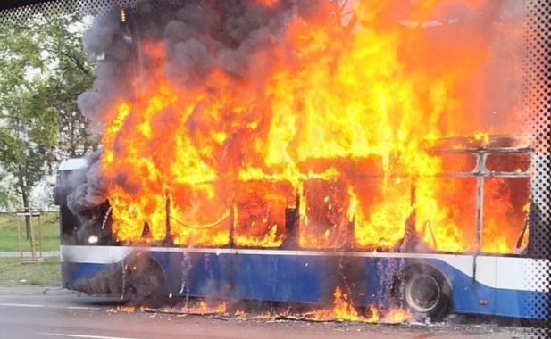 Na  ul. Monte Cassino całkowice spalił się miejski autobus