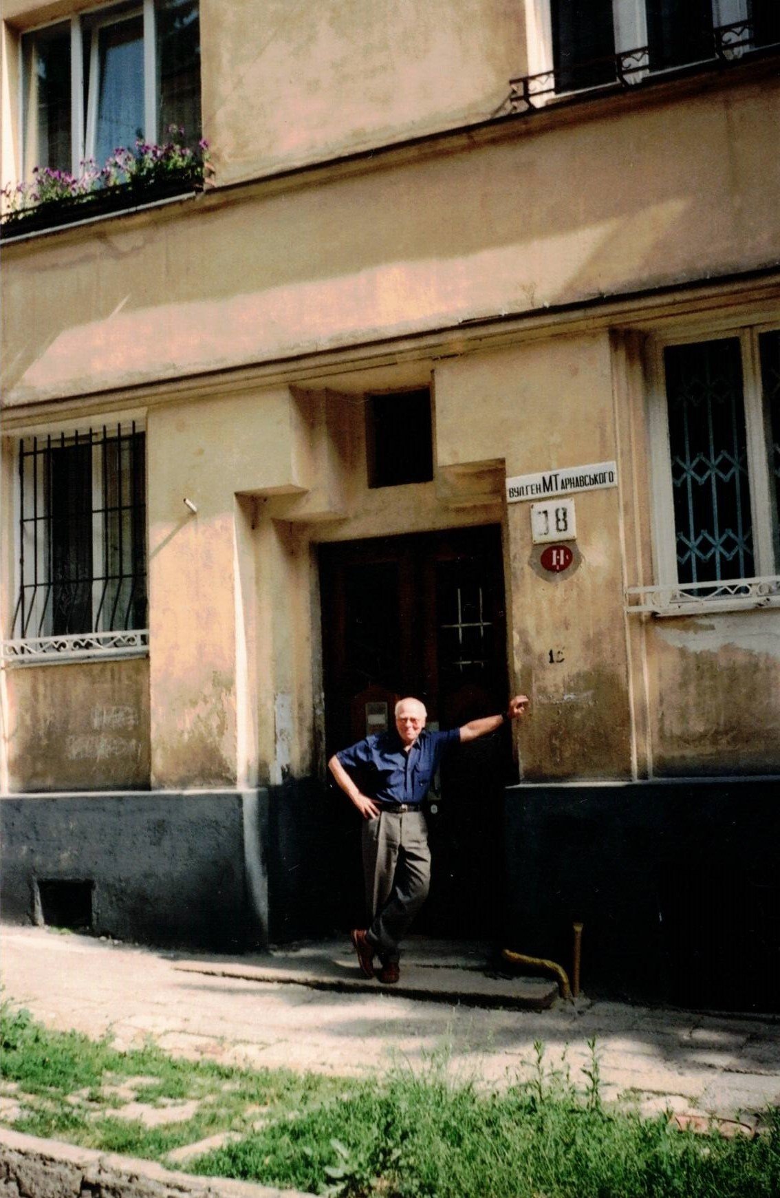 K.Janiszewski w bramie budynku, w którym dorastał (fot. ze zbirów rodzinnych)