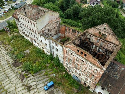 Ostatnio głównie płonął, teraz robota może zacząć się palić w rękach. Konserwator zgadza się na przebudowę ruin Młyna Szancera