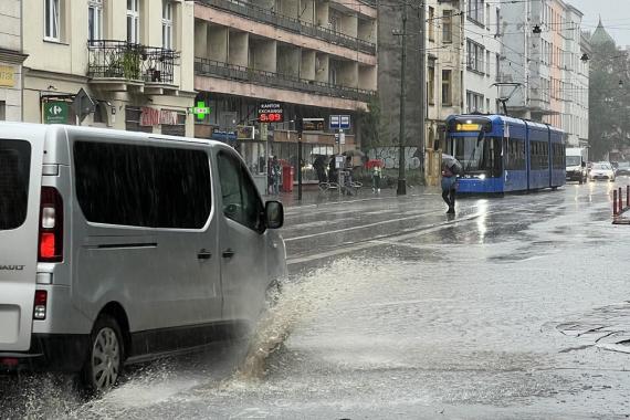 Zalane ulice i chodniki - niż Boris nad Krakowem