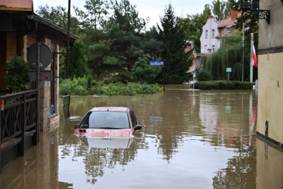 Dramat w Lewinie Brzeskim, Nysa ciągle walczy, Wrocław czeka na falę. W Małopolsce woda opada