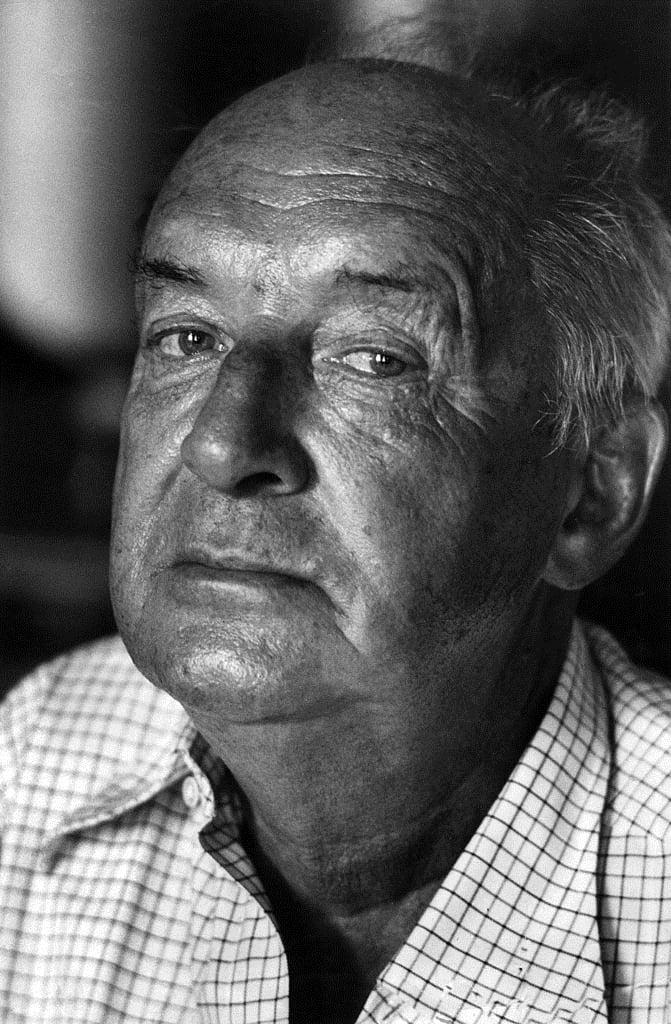 Vladimir Nabokov | Autorstwa Walter Mori (Mondadori Publishers) - http://www.gettyimages.co.uk/detail/news-photo/portrait-of-russian-born-american-writer-vladimir-nabokov-news-photo/141554708, Domena publiczna, https://commons.wikimedia.org/w/index.php?curid=41415270 | Wikipedia