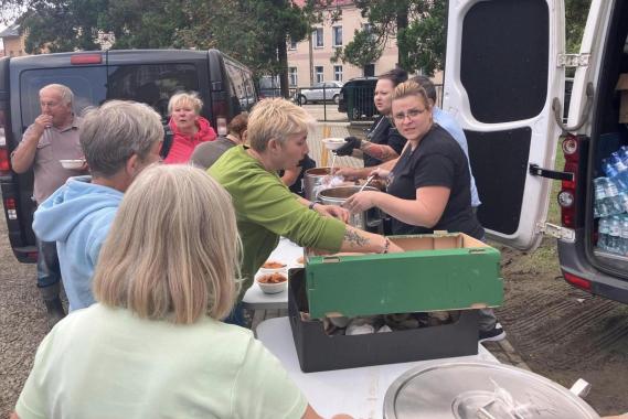 Pomagają najlepiej jak umieją - gotują 