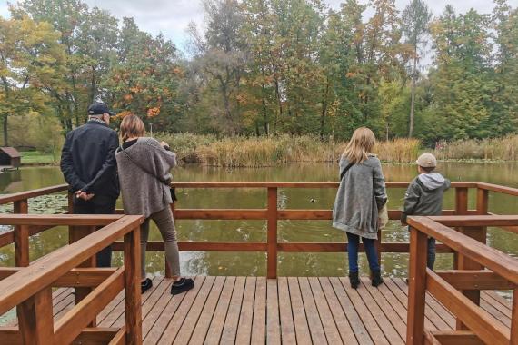 Mały pomost a cieszy... Nowa atrakcja w tarnowskim Parku Piaskówka