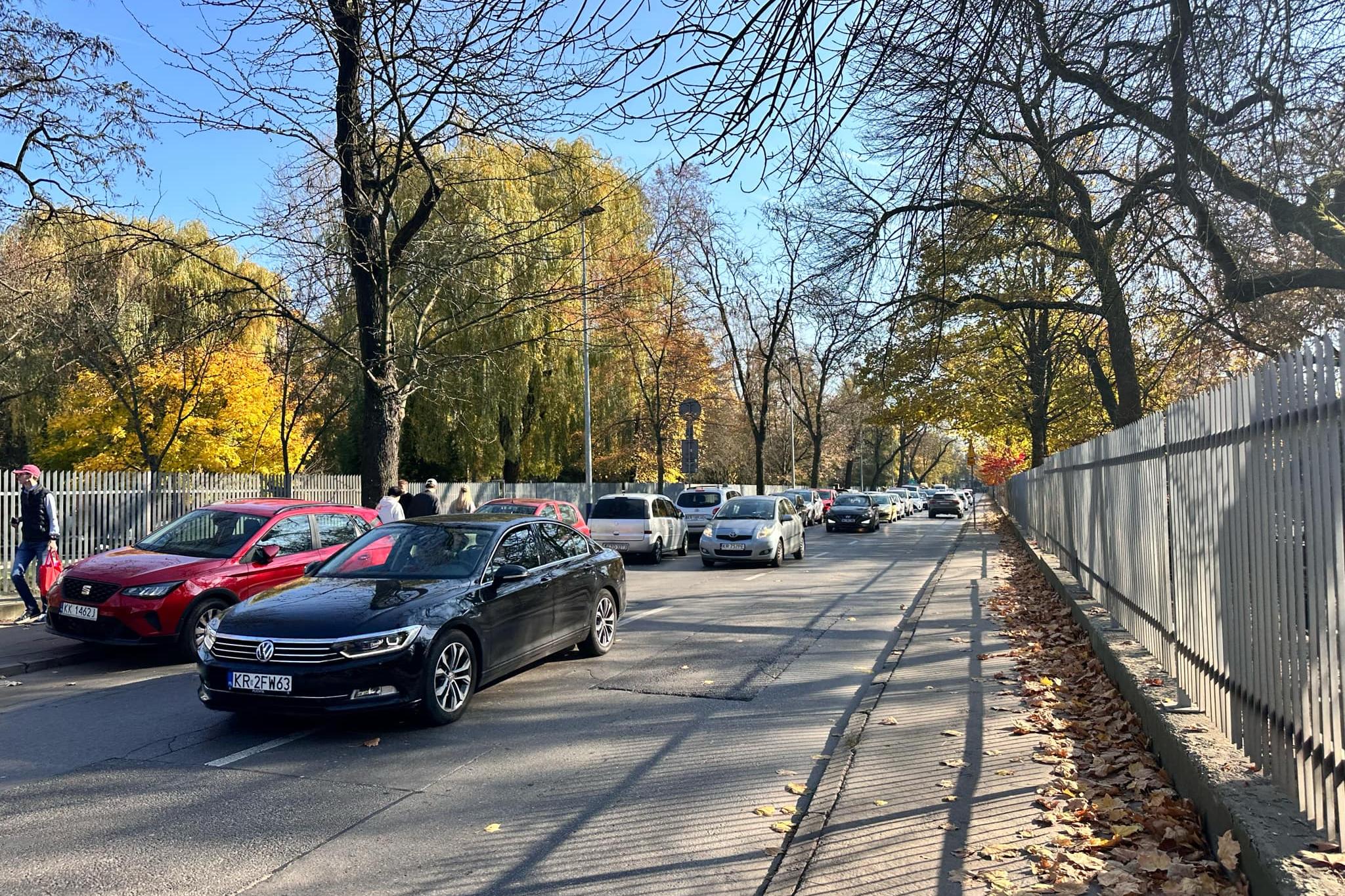 W okolicy krakowskich nekropolii panuje wzmożony ruch. / fot: Elżbieta Raczyńska