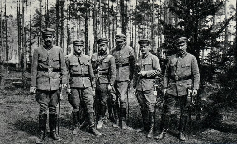 Oficerowie Legionów Polskich (J.Dobrodzicki 3. z prawej) - fot. Wikipedia