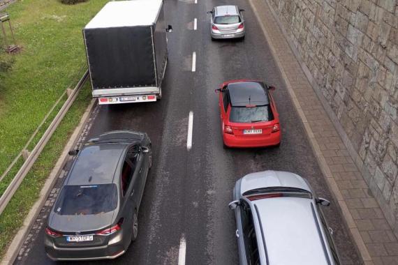 Wyciek płynów eksploatacyjnych po wypadku w Zagórzu - uwaga na utrudnienia!