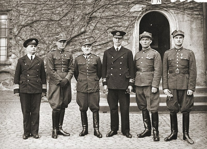 Oficerowie polscy w niewoli niemieckiej. Oflag Colditz. Od prawej: płk Antoni Durski-Trzaska, płk Mieczysław Mozdyniewicz, adm. Józef Unrug, gen. Tadeusz Piskor, płk Władysław Smolarski, kmdr Marian Majewski  (fot.Wikipedia)