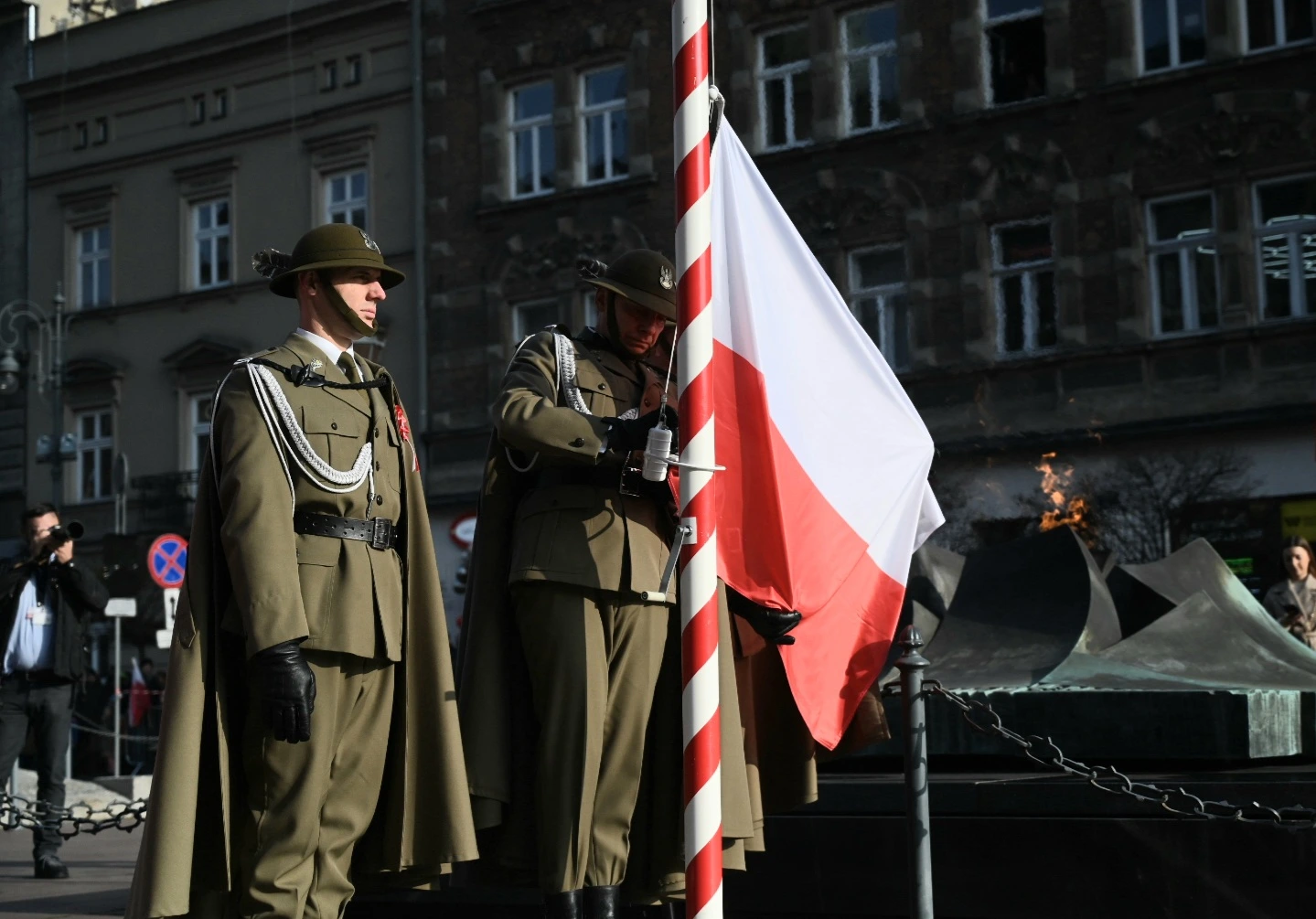 Krakowianie maszerowali, oficjele przemawiali, tłumy śpiewały. Kraków dla Niepodległej. ZDJĘCIA, FILM