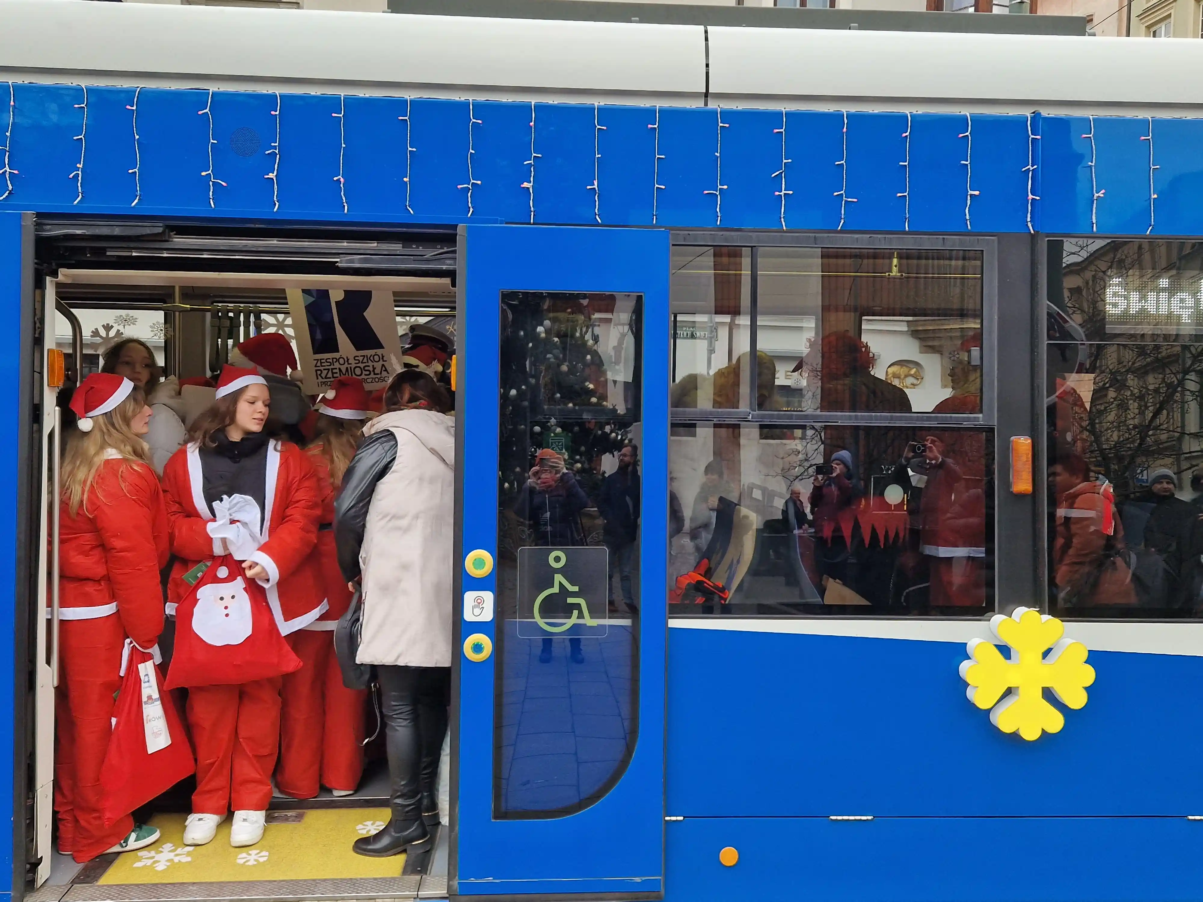 Prezenty mikołajkowe trafiły do dzieci w szpitalu Żeromskiego w Krakowie