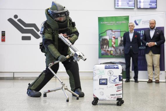 Kombinezon, wyrzutnik, samochód i kojce. Nowy sprzęt za ponad milion złotych w Kraków Airport