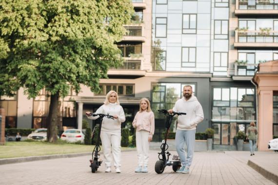 Zalety hulajnogi elektrycznej dla rodziców z dziećmi