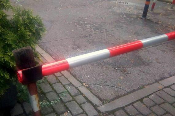 Coraz więcej szlabanów na osiedlowych parkingach w Nowym Sączu