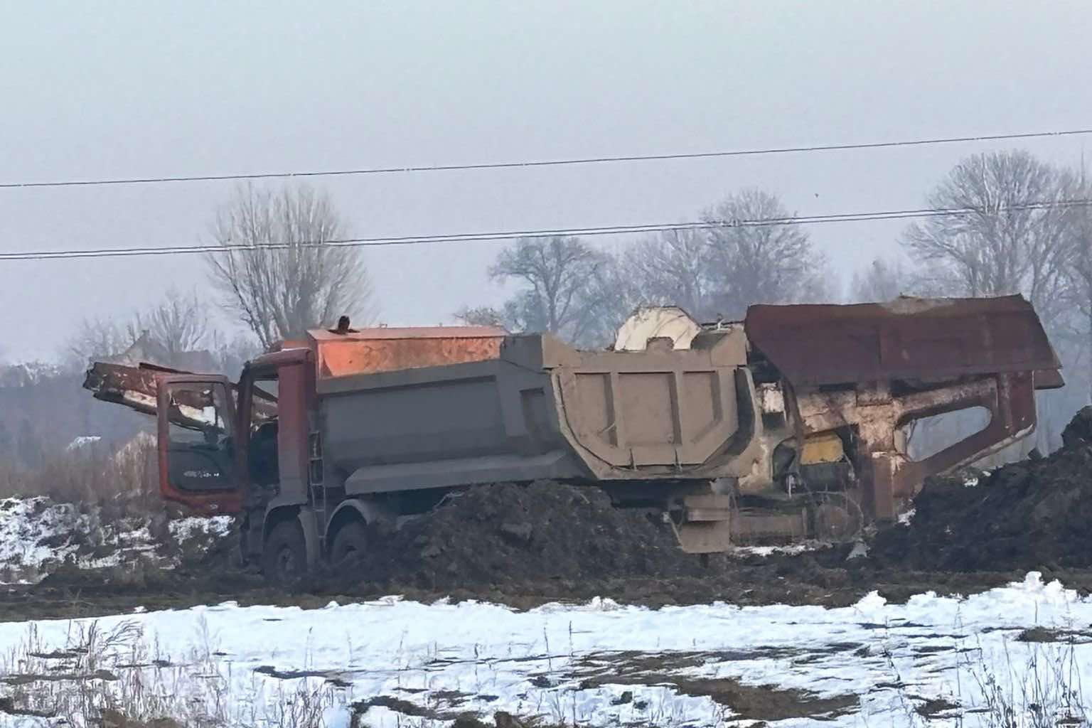 Ciężki sprzęt dowozi kolejne odpady/ Fot. mieszkańcy Masłomiącej.