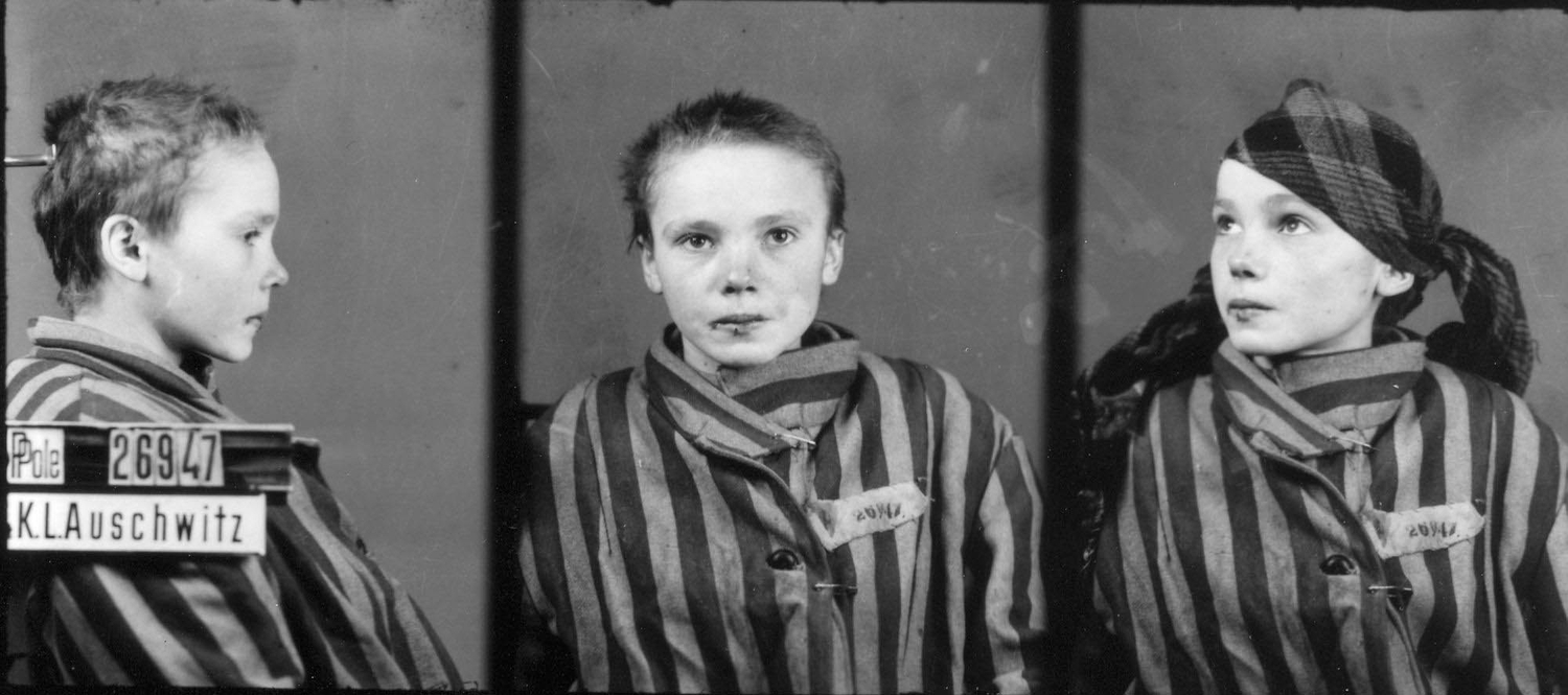 Zdjęcie Czesławy Kwoki wykonane w Auschwitz, pod koniec roku 1942 lub na początku 1943 przz Wilhelma Brassego (Wikimedia Commons)